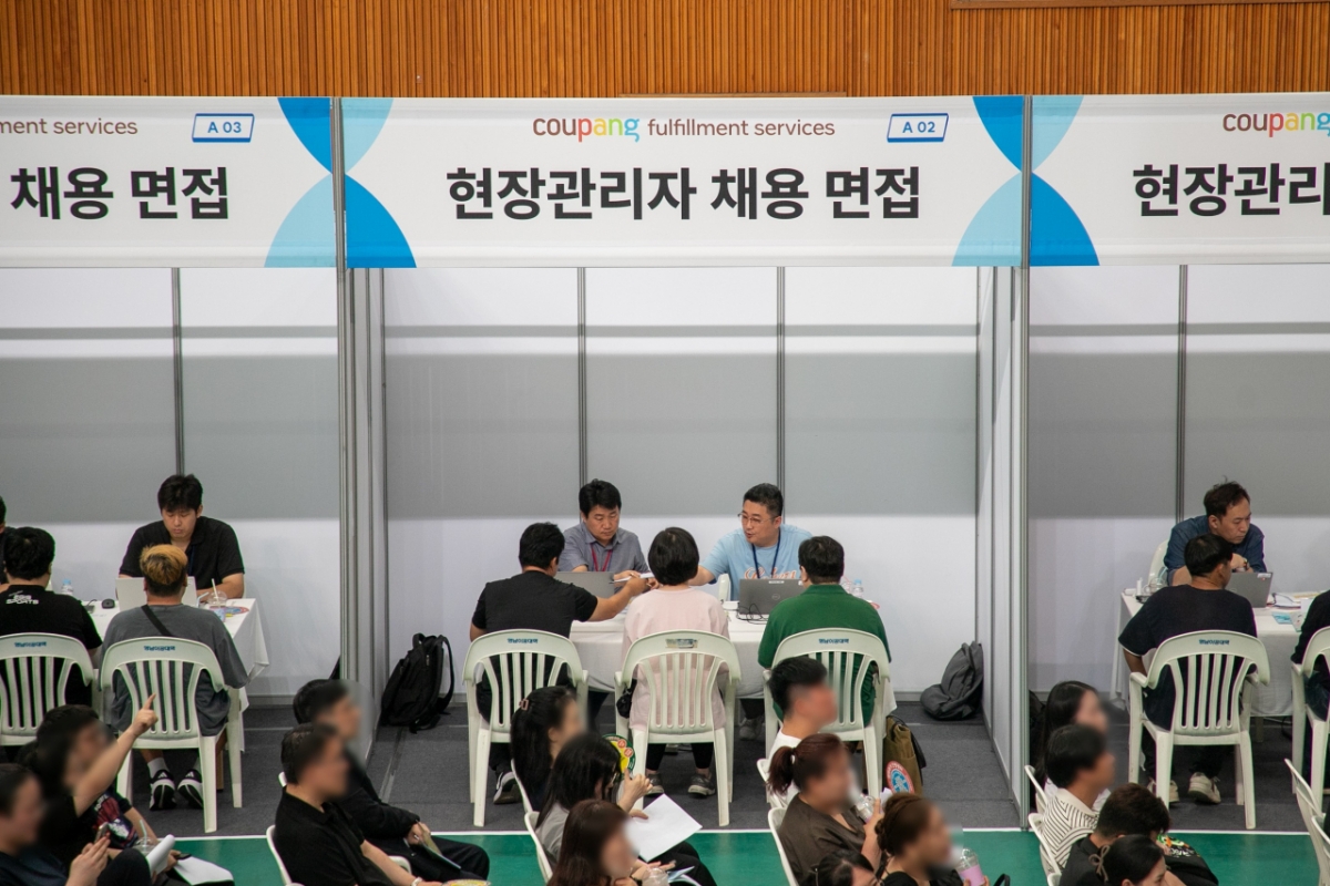 지난 13일 대구 영남이공대학교에서 개최된 ‘쿠팡풀필먼트서비스 남부권 대규모 채용박람회’에 현장면접이 진행되고 있다. /사진제공=쿠팡