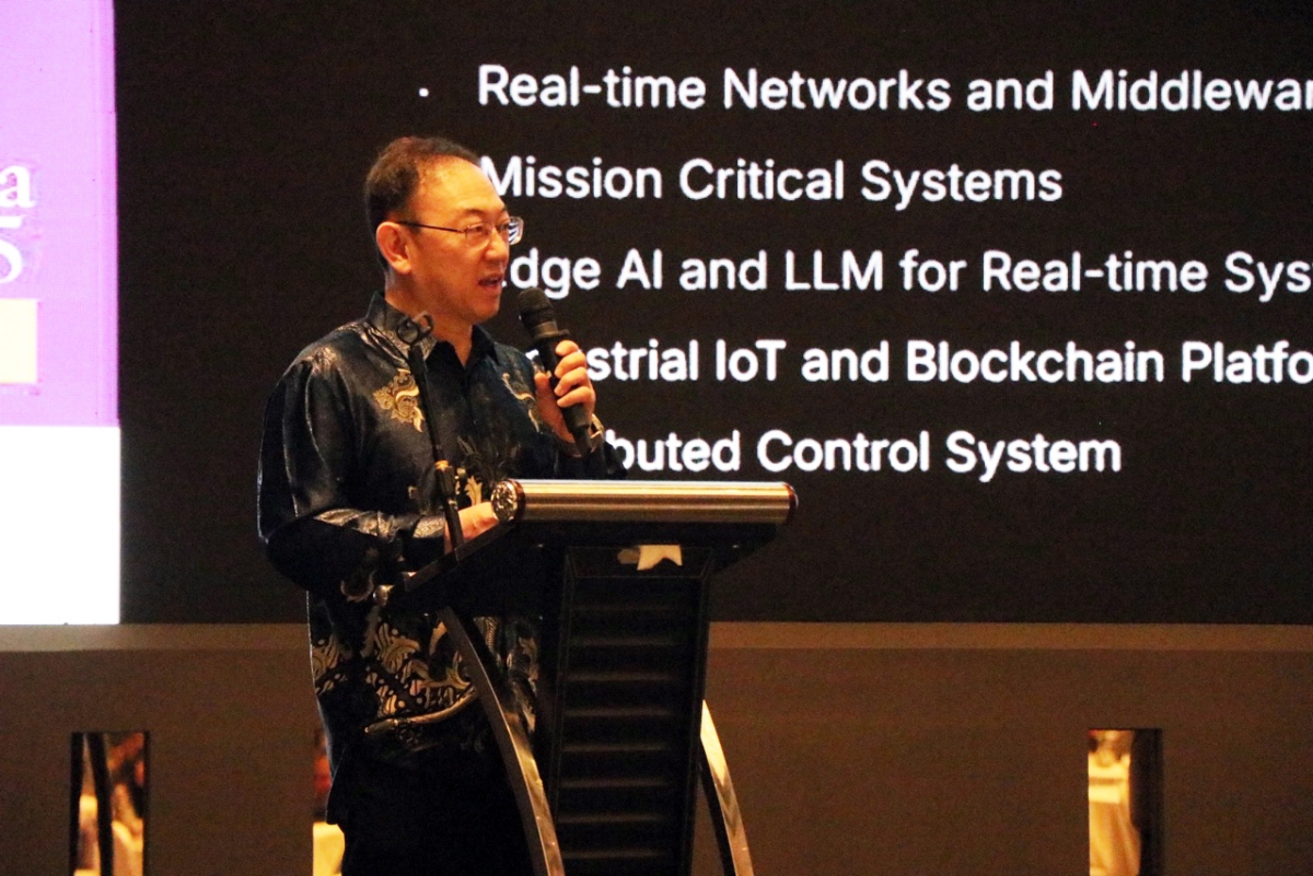 김동성 센터장이 '산업용 블록체인 응용: 퓨어체인과 퓨어엣지'를 주제로 발표하고 있다./사진제공=금오공대