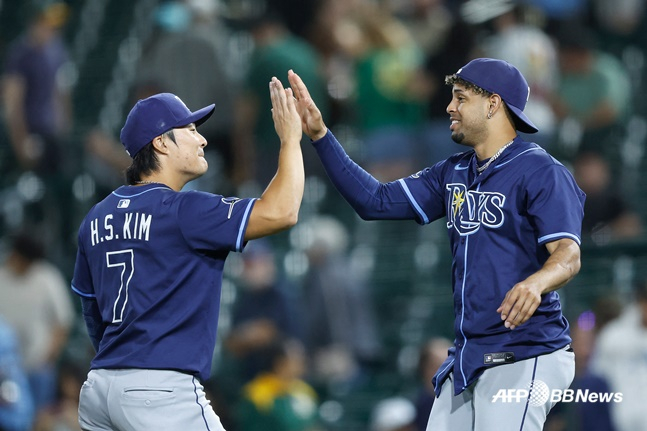 탬파베이 김하성(왼쪽)이 14일(한국시간) 애슬레틱스전에서 승리 후 팀 동료 크리스토퍼 모렐과 하이파이브를 하고 있다. /AFPBBNews=뉴스1