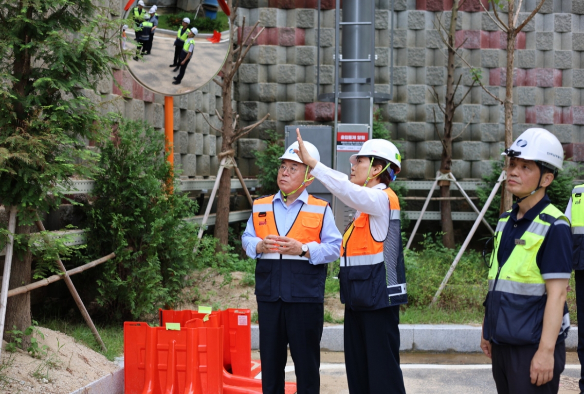 김준동 한국남부발전 사장(왼쪽)이 신세종빛드림본부의 안전보건관리 이행을 점검하고 있다./사진제공=한국남부발전
