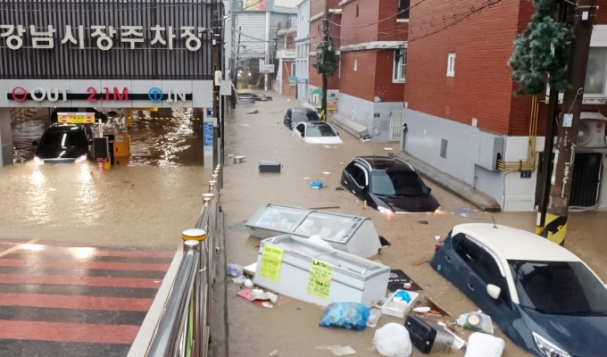 인천지역에 집중호우가 내린 지난 13일 인천 서구 인천강남시장 주차장이 침수돼 있다. /사진=(인천=뉴스1)