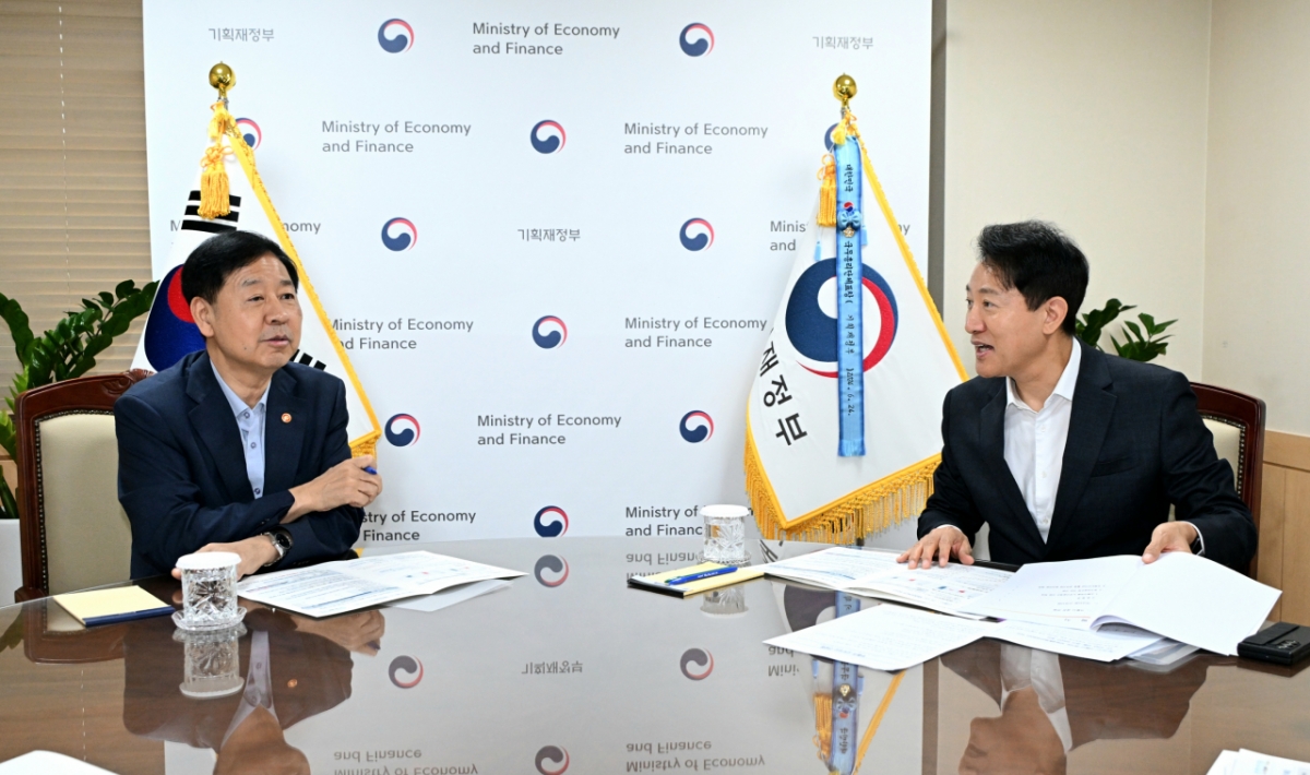 오세훈 서울시장이 14일 오전 구윤철 경제부총리를 만나 국비 보조사업 차등보조율 적용 제도 개선을 요청하고 있다./사진=서울시