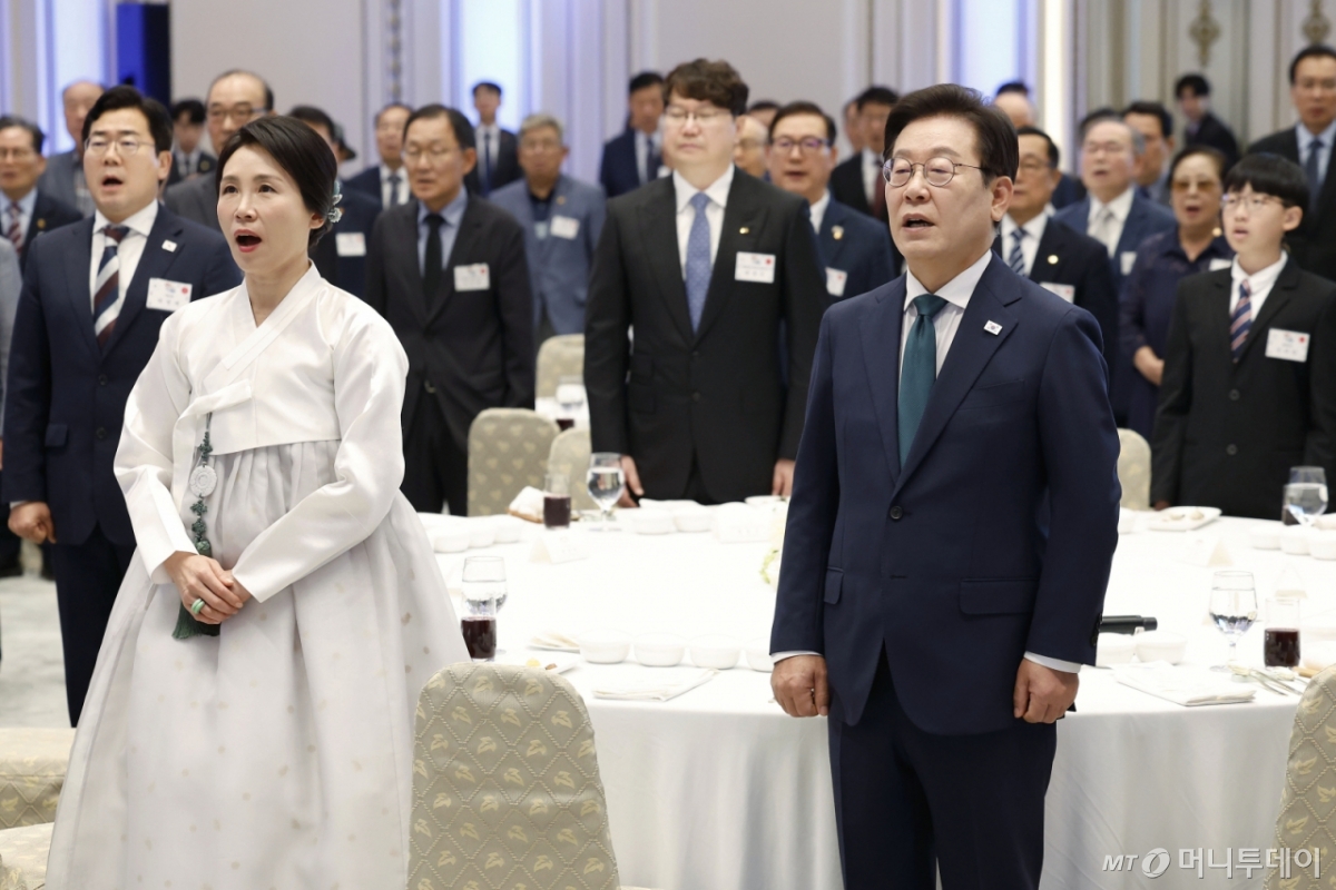 [서울=뉴시스] 최동준 기자 = 이재명 대통령과 김혜경 여사가 14일 청와대 영빈관에서 열린 '광복 80주년, 대통령의 초대' 행사에서 참석자들과 애국가 제창을 하고 있다. 2025.08.14. photocdj@newsis.com /사진=최동준