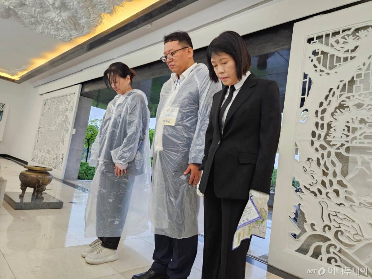 지난 13일 국립서울현충원 무훈선열제단에서 노은 김규식의 증손자 김령필씨가 부인 옌지연씨와 현충원 관계자와 함께 묵념하고 있다. /사진=정세진 기자