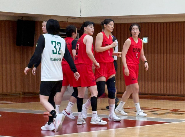 BNK가 14일 부산 기장군 BNK부산은행 연수원에서 히타치 하이테크와 연습경기를 하고 있다. /사진=양정웅 기자