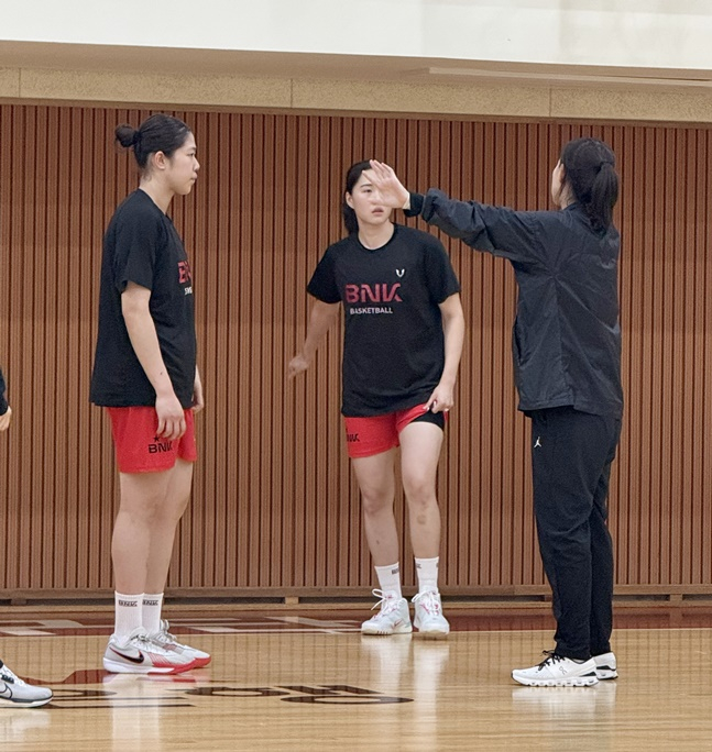 BNK 박정은 감독(맨 오른쪽)이 김도연(맨 왼쪽)과 박성진에게 지도를 하고 있다. /사진=양정웅 기자