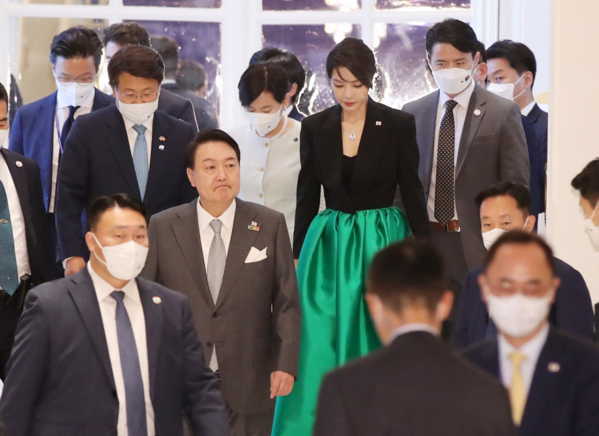 [서울=뉴시스] 전신 기자 = 김건희 특별검사팀은 서희건설이 김건희 여사가 지난 2022년 6월 해외 순방 당시 착용했다가 재산 신고 누락 논란이 불거졌던 '반 클리프 앤 아펠' 목걸이를 직접 구매해 김 여사에게 전달했다는 자수서를 받았다고 12일 밝혔다.  사진은 지난 2022년 6월 29일(현지시간) 스페인 동포 초청 만찬간담회에 참석한 김 여사. 2025.08.12. photo1006@newsis.com /사진=전신