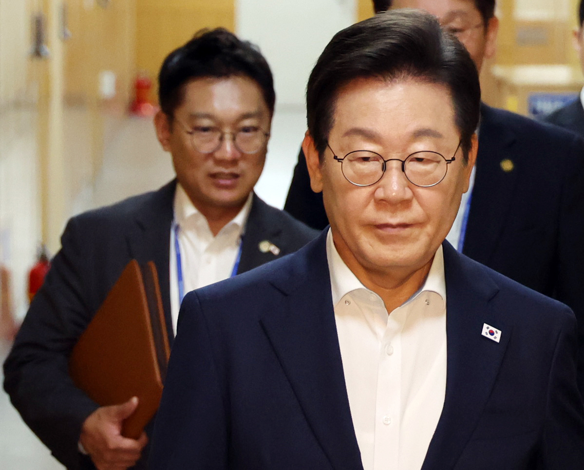 [서울=뉴시스] 고범준 기자 = 이재명 대통령이 14일 서울 용산 대통령실 청사에서 열린 제7차 수석보좌관회의에 입장하고 있다. (대통령실통신사진기자단) 2025.08.14. bjko@newsis.com /사진=