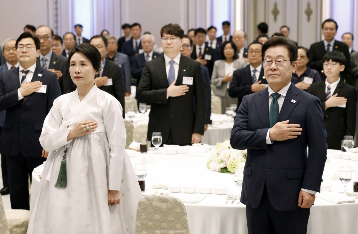 곽동신 한미반도체 회장이(가운데) 14일 청와대 영빈관에서 열린 '광복 80주년, 대통령의 초대' 행사에 참석했다. 이재명 대통령(우), 김혜경 여사(좌) /사진제공=한미반도체