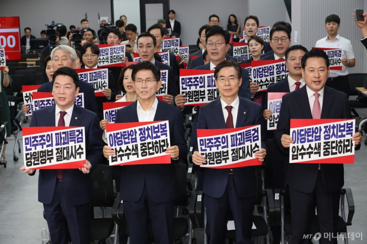 (서울=뉴스1) 국회사진기자단 = 안철수(왼쪽부터), 김문수, 조경태, 장동혁 국민의힘 당대표 후보들이 14일 오후 서울 여의도 국민의힘 중앙당사에서 열린 제6차 전당대회 수도권·강원·제주 합동연설회에서 야당탄압을 규탄하는 내용의 피켓팅을 하고 있다. 2025.8.14/뉴스1  Copyright © 뉴스1. All rights reserved. 무단 전재 및 재배포,  AI학습 이용 금지. /사진=(서울=뉴스1) 국회사진기자단