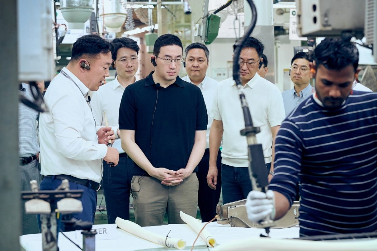 구광모 LG 대표(왼쪽 세 번째)가 인도 뉴델리에 위치한 LG전자 노이다 생산공장을 찾아 에어컨 생산과정을 살펴보고 있다. /사진=뉴스1