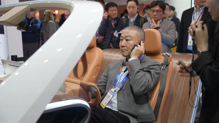 구자은 LS 회장이 1월 세계 최대 가전·정보기술(IT) 전시회 ‘CES 2025’가 열리는 미국 라스베이거스 센트럴홀 내 LG전자 전시관에서 AI 기반 콘셉트 차량에 탑승해 인캐빈 센싱 설루션을 체험하고 있다. /사진=뉴시스