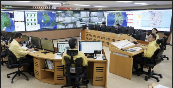 김인호 신임 산림청장(오른쪽)이 취임식 후 산사태예방지원본부를 방문해 호우 대비 산사태 대응 상황을 점검하고있다./사진제공=산림청