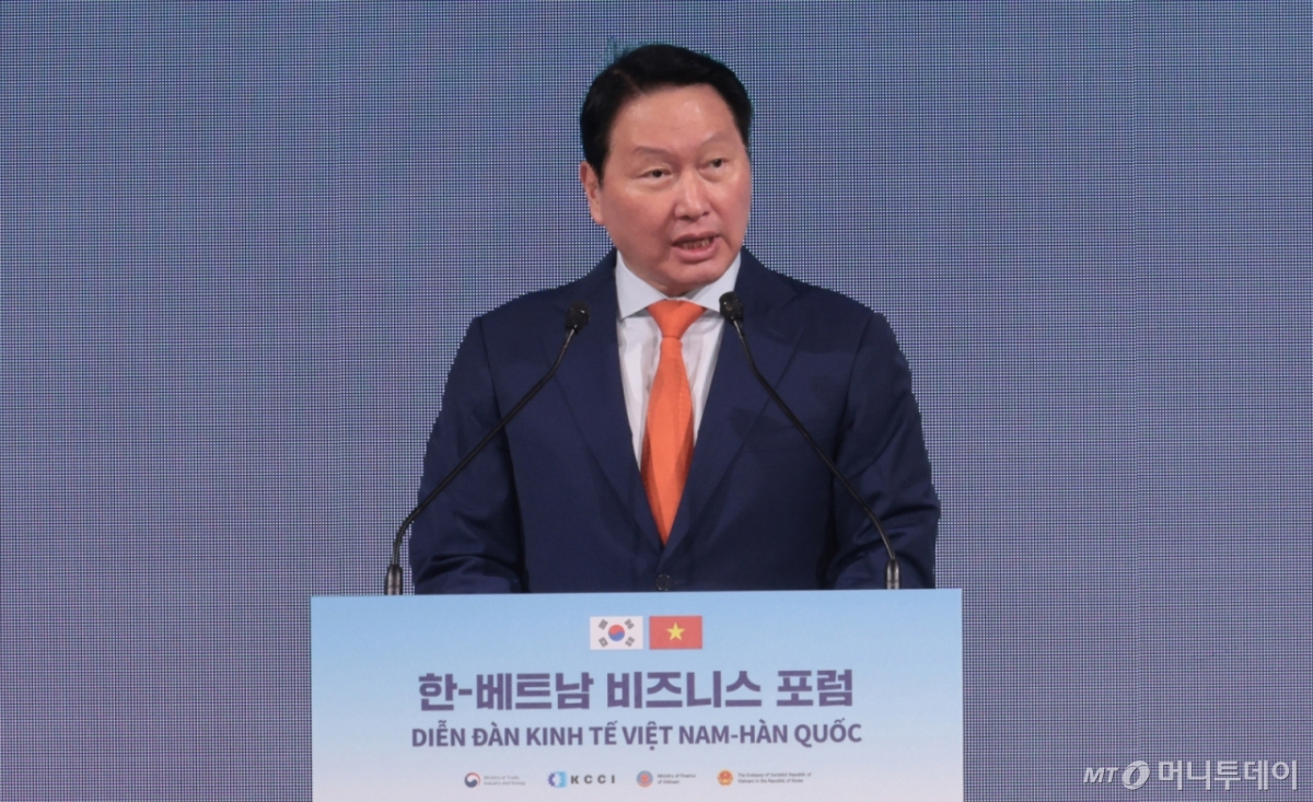 (서울=뉴스1) 청사사진기자단 = 최태원 대한상공회의소 회장이 12일 서울 중구 롯데호텔에서 열린 한-베트남 비즈니스 포럼에서 개회사를 하고 있다. 2025.8.12/뉴스1  Copyright © 뉴스1. All rights reserved. 무단 전재 및 재배포,  AI학습 이용 금지. /사진=(서울=뉴스1) 청사사진기자단