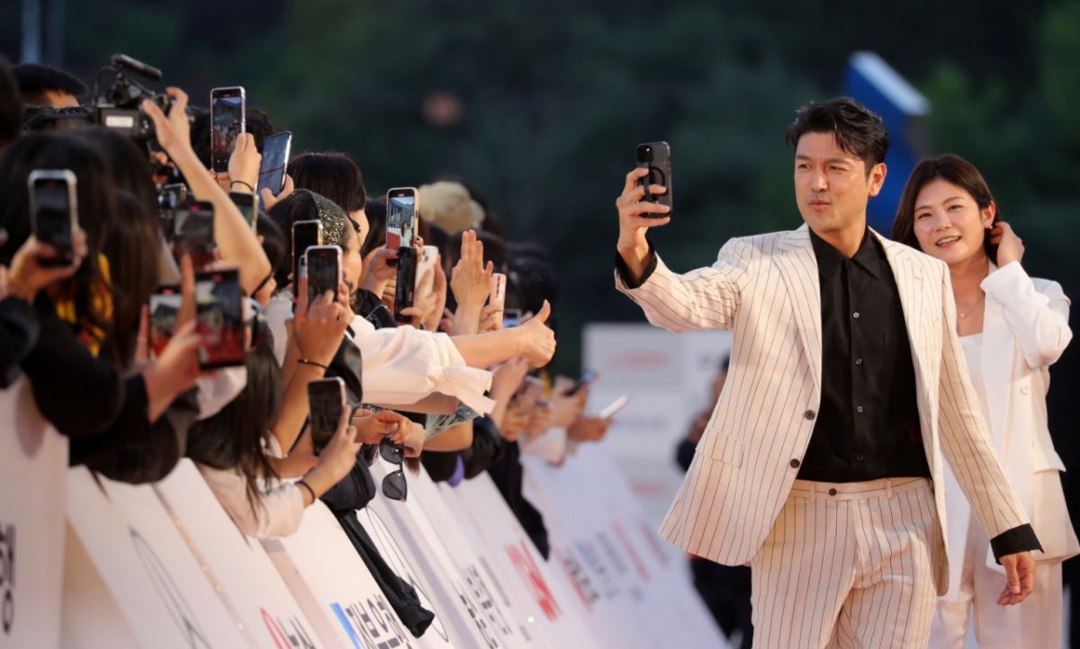 배우 이지훈이 4월30일 전북자치도 전주시 한국소리문화의전당에서 열린 제26회 전주국제영화제 개막식 레드카펫을 걷고 있다./사진=뉴스1