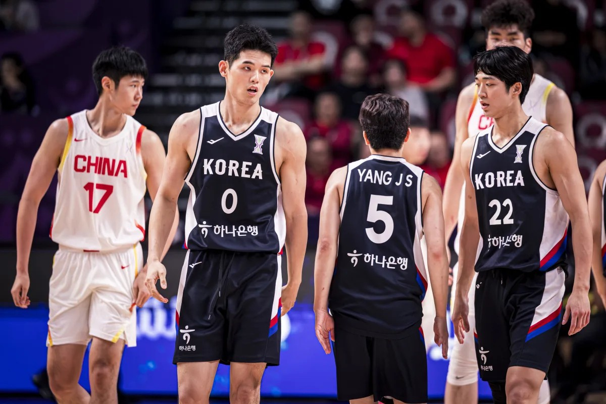 하윤기(왼쪽 두 번째) 등 대한민국 남자농구 대표팀. /사진=국제농구연맹(FIBA) 제공