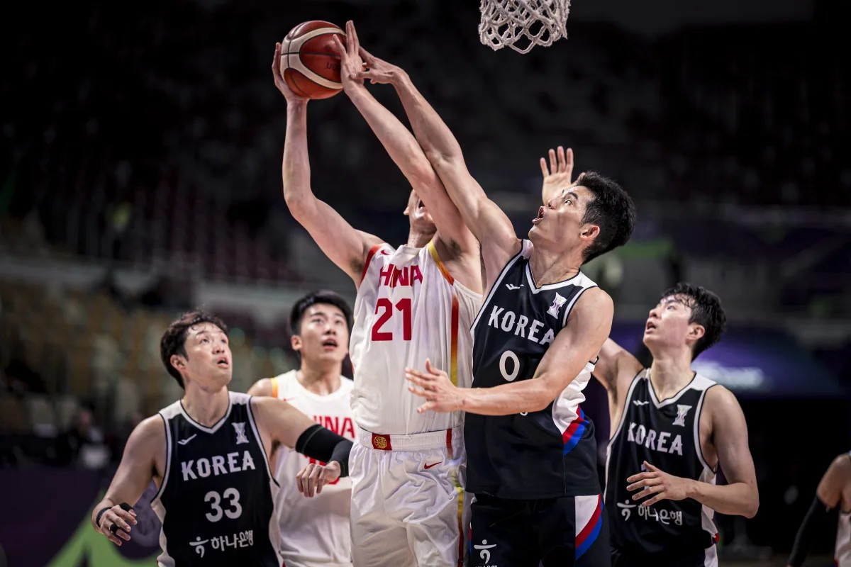 치열한 골밑 다툼을 벌이고 있는 대한민국 남자농구 대표팀 하윤기(오른쪽 두 번째). /사진=국제농구연맹(FIBA) 제공