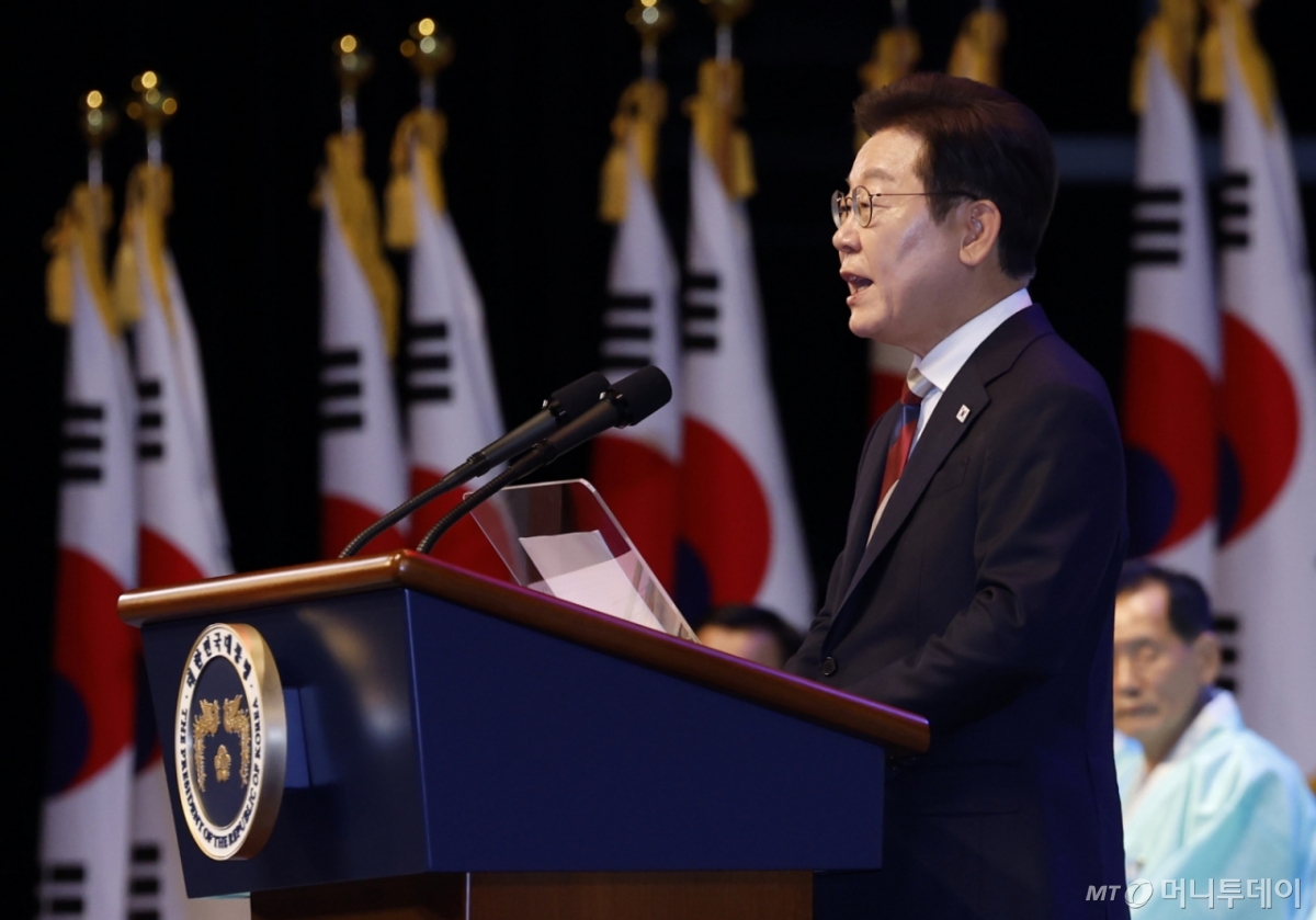 [서울=뉴시스] 최동준 기자 = 이재명 대통령이 15일 서울 종로구 세종문화회관에서 열린 제80주년 광복절 경축식에서 경축사를 하고 있다. 2025.08.15. photocdj@newsis.com /사진=최동준