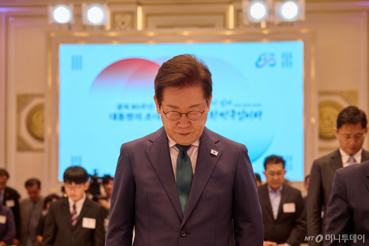 (서울=뉴스1) 이재명 기자 = 이재명 대통령이 14일 청와대 영빈관에서 열린 ‘광복 80주년, 대통령의 초대’ 행사에서 묵념을 하고 있다. (대통령실 제공. 재판매 및 DB금지) 2025.8.14/뉴스1  Copyright © 뉴스1. All rights reserved. 무단 전재 및 재배포,  AI학습 이용 금지. /사진=(서울=뉴스1) 이재명 기자