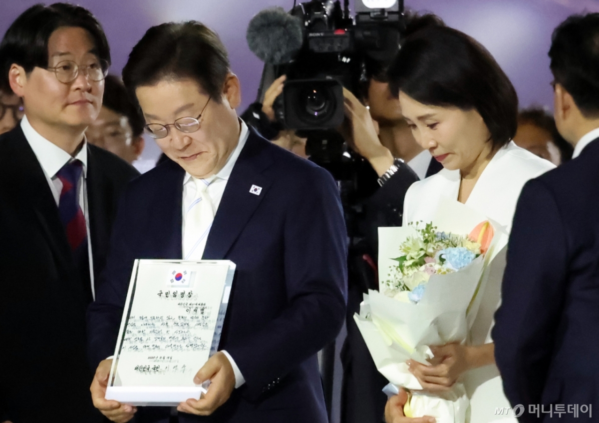 (서울=뉴스1) 김명섭 기자 = 이재명 대통령이 15일 오후 서울 종로구 광화문광장에서 열린 '광복 80년, 국민 주권으로 미래를 세우다' 제21대 대통령 국민 임명식에서 국민 대표 80인이 참여한 임명장을 전달 받고 있다. 2025.8.15/뉴스1 Copyright © 뉴스1. All rights reserved. 무단 전재 및 재배포, AI학습 이용 금지. /사진=(서울=뉴스1) 김명섭 기자