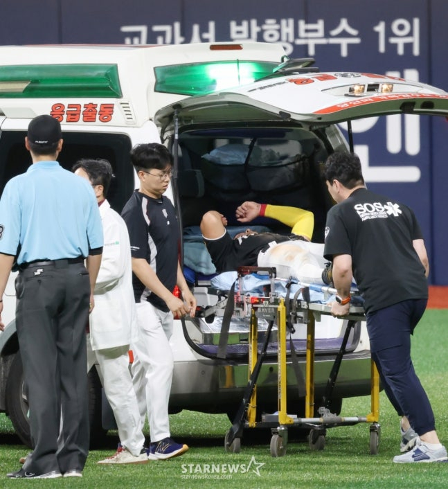2025 신한 SOL Bank KBO리그키움 히어로즈 대 kt 위즈 경기가 15일 서울 고척스카이돔에서 열렸다.  KT 우익수 안현민이 8회말 키움 카디네스의 우전 안타를 수비하다 부상을 당한 후 고통스러워하고 있다. 안현민은 앰뷸란스를 타고 병원으로 직행했다.