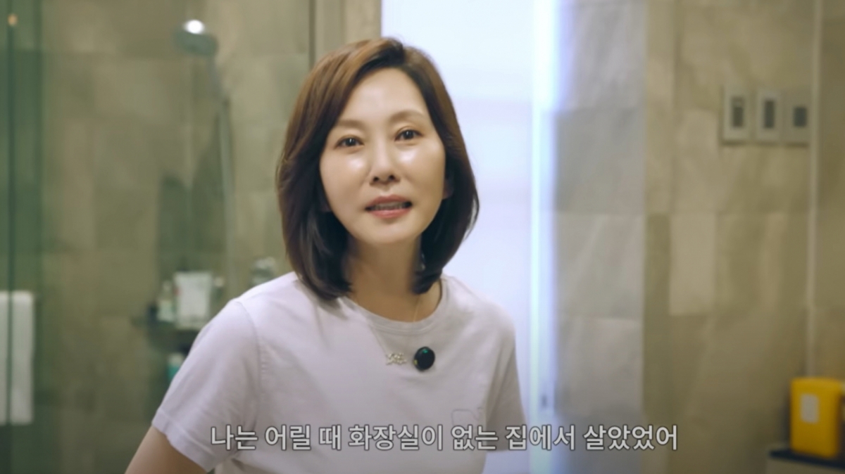 배우 김남주가 결혼 20년 만에 서울 삼성동 자택 2층 내부를 최초로 공개했다./사진=유튜브 갈무리