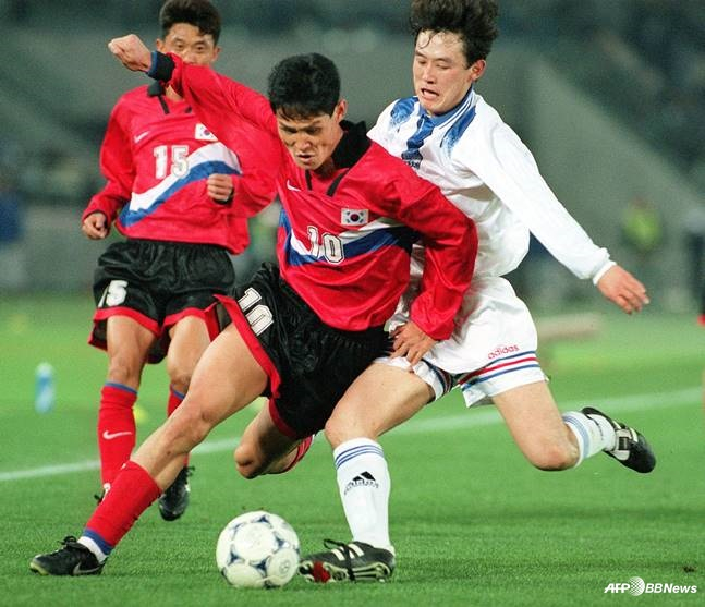 최용수(가운데)와 순지하이(오른쪽)가 몸싸움을 벌이고 있다. /AFPBBNews=뉴스1