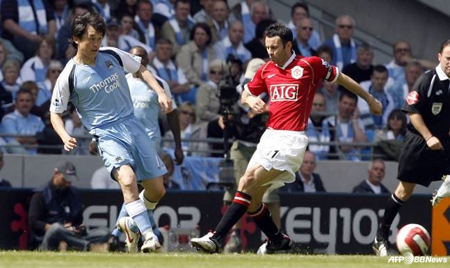 라이언 긱스(오른쪽)를 피해 패스를 시도하는 순지하이. /AFPBBNews=뉴스1