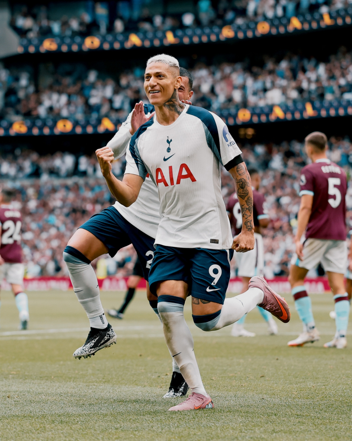 히샬리송이 16일(한국시간) 영국 런던의 토트넘 홋스퍼 스타디움에서 열린 2025~2026시즌 EPL 1라운드 번리전에서 득점 후 세리머니하고 있다. /사진=토트넘 홋스퍼 공식 사회관계망서비스(SNS)