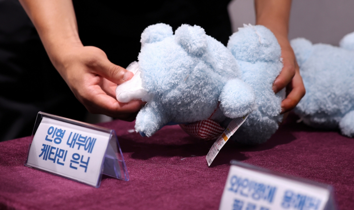 지난달 29일 서울 강남구 서울세관 대강당에서 열린 2025년 상반기 관세청 마약밀수 단속현황 및 향후계획 브리핑에 앞서 관계자들이 마약밀수 적발 사례를 공개하고 있다./사진=뉴스1.