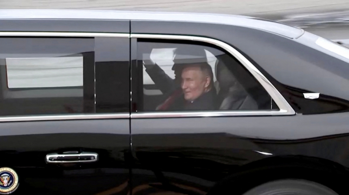 도널드 트럼프 미국 대통령과 블라디미르 푸틴 러시아 대통령이 15일(현지시간) 미국 알래스카 엘멘도르프-리처드슨 합동 기지에서 열린 고위급 정상회담에 앞서 미 대통령 전용차 '비스트'에 동승해 회담장으로 이동하고 있다. 2025.08.15. /로이터=뉴스1