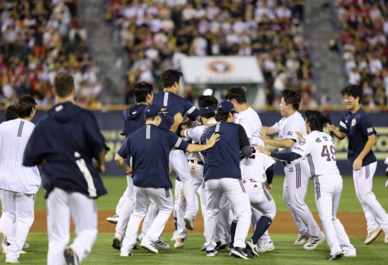 두산 베어스 선수들이 16일 잠실 KIA전에서 끝내기 승리를 거둔 뒤 기뻐하고 있다. /사진=두산 베어스 제공