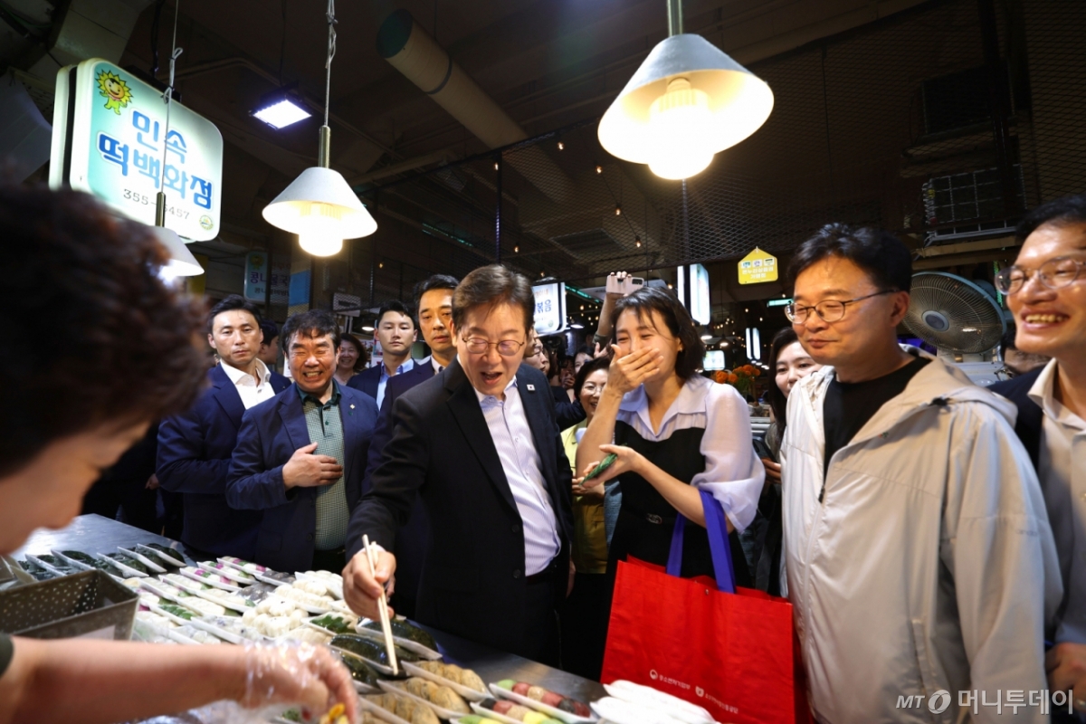 (서울=뉴스1) 허경 기자 = 이재명 대통령과 김혜경 여사가 17일 서울 은평구 연서시장을 방문해 떡을 시식하고 있다. (대통령실 제공. 재판매 및 DB 금지) 2025.8.17/뉴스1  Copyright © 뉴스1. All rights reserved. 무단 전재 및 재배포,  AI학습 이용 금지. /사진=(서울=뉴스1) 허경 기자