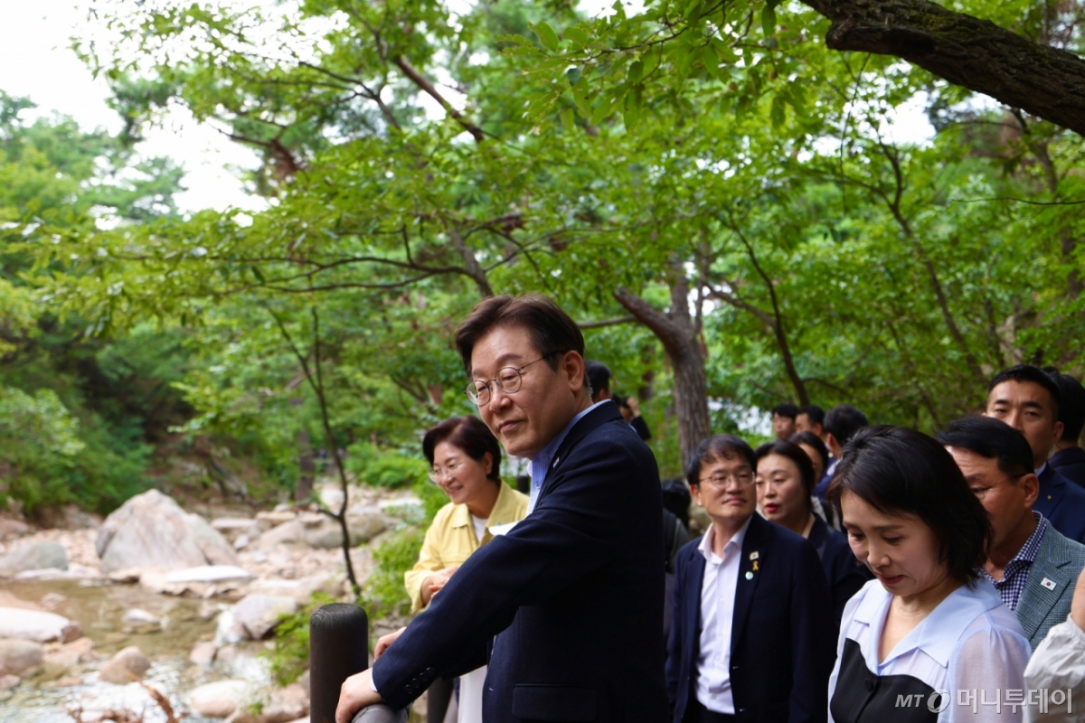 (서울=뉴스1) 허경 기자 = 이재명 대통령과 김혜경 여사가 17일 서울 은평구 진관사를 방문하고 있다. (대통령실 제공. 재판매 및 DB 금지) 2025.8.17/뉴스1  Copyright © 뉴스1. All rights reserved. 무단 전재 및 재배포,  AI학습 이용 금지. /사진=(서울=뉴스1) 허경 기자