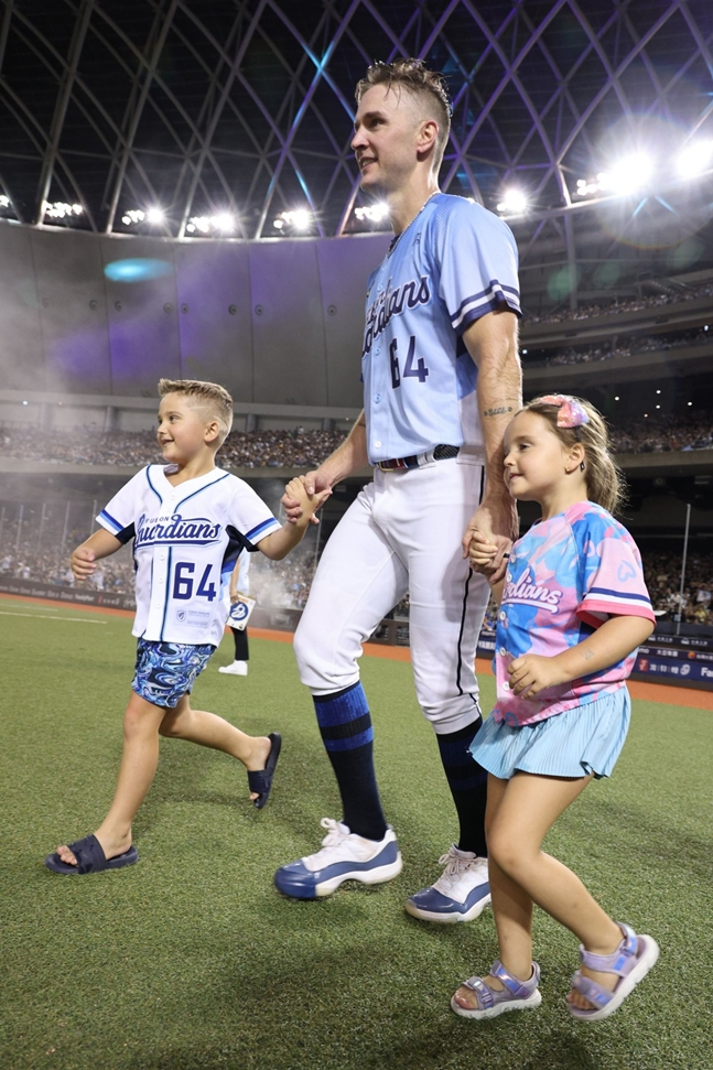 뷰캐넌(가운데)과 가족들. /사진=푸방 가디언스 SNS