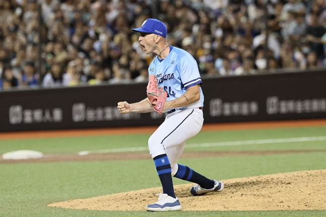 포효하는 뷰캐넌. /사진=푸방 가디언스 SNS