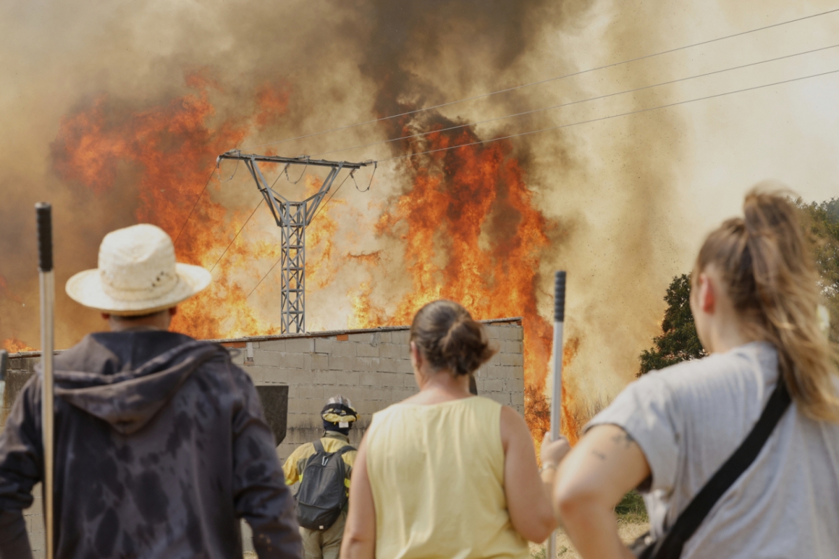  16일(현지 시간) 스페인 북서부 베이가 다스 메아스에서 주민들이 확산하는 산불을 바라보고 있다. /AP=뉴시스