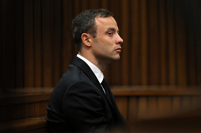 2013년 2월 14일 새벽 당시 여자친구였던 모델 리바 스틴캠프에게 총을 쏴 숨지게 한 남아프리카공화국 육상 선수 오스카 피스토리우스가 2014년 4월 7일 프리토리아 법원에서 열린 재판에 참석했다./AFPBBNews=뉴스1