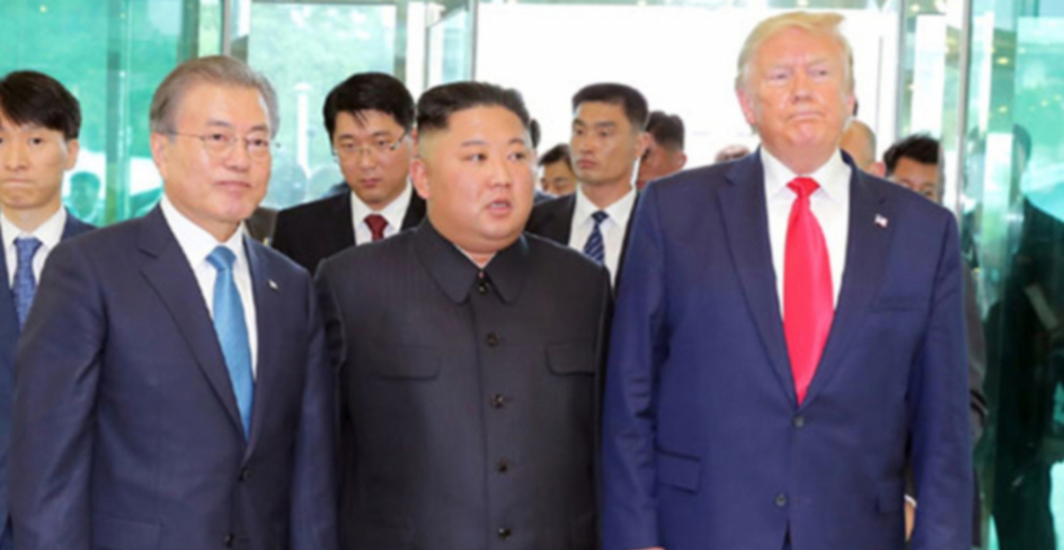 북한 노동신문이 2019년 7월 김정은 북한 노동당 총비서 겸 국무위원장이 도널드 트럼프 미국 대통령과 문재인 대통령을 만났다고 보도한 모습. / 사진=뉴스1(노동신문)