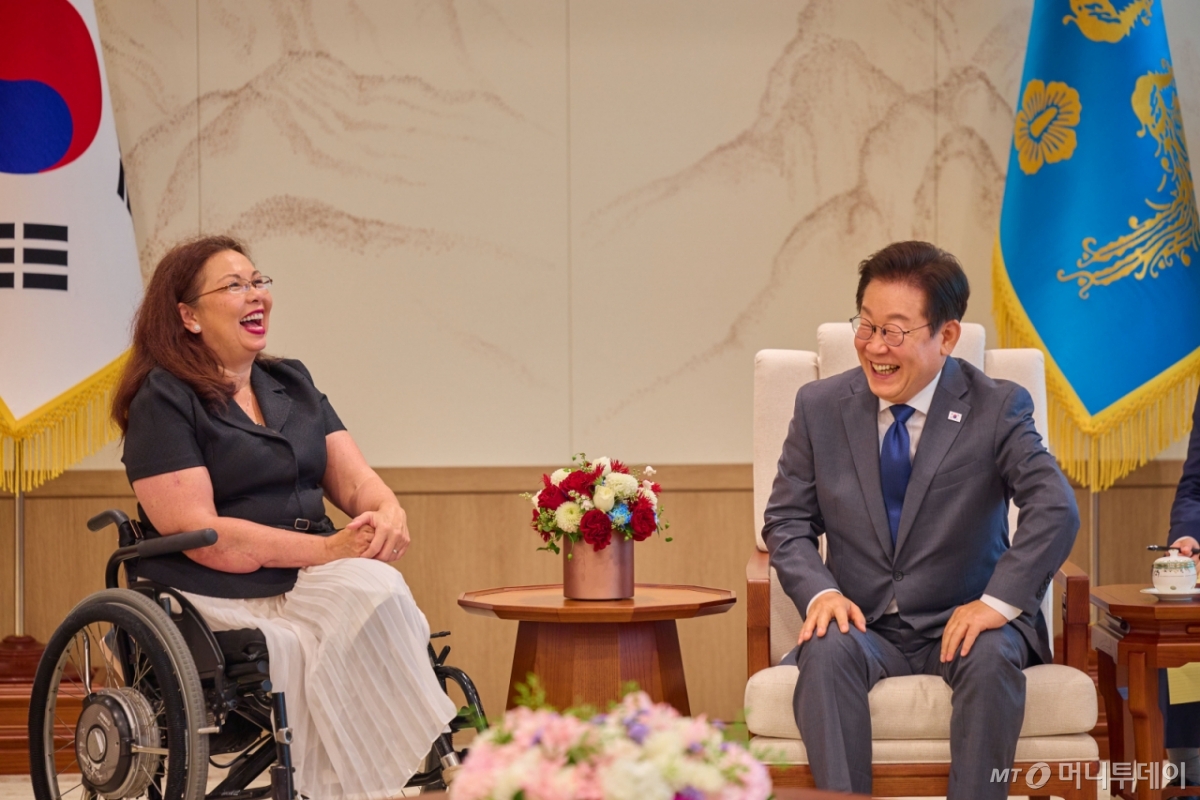 이재명 대통령, 한미정상회담 앞두고 태미 덕워스·앤디 킴 상원의원 접견 - 머니투데이