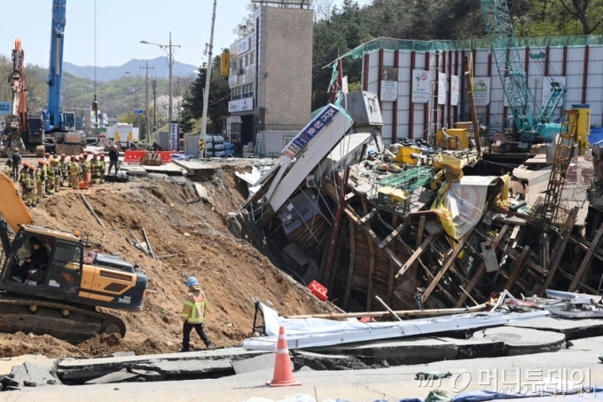 15일 경기도 광명시 신안산선 복선전철 붕괴 사고현장에서 구조대원 등 관계자들이 실종자 수색 작업을 하고 있다. 사고 발생 닷새째를 맞아 소방당국은 지하 수색을 위한 진입로 확보 작업과 붕괴 요인 제거 등 안전 조치를 진행한 뒤 구조대원 7명을 지하 공간으로 투입해 실종된 50대 근로자에 대한 수색을 재개했다. 2025.04.15. /사진=뉴시스