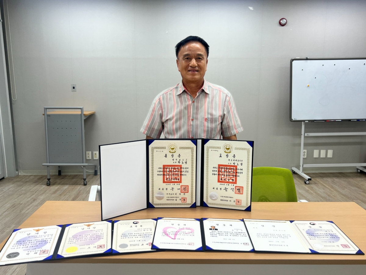 자원봉사자 박노영씨가 지난 11일 세종시 자원봉사센터에서 본인이 받은 수상 내역을 보여주고 있다. /사진=민수정 기자.