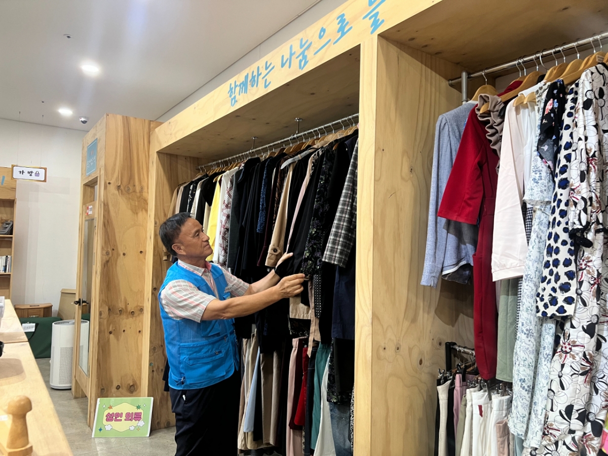 지난 11일 박노영씨가 세종시 중촌종합사회복지관 자원순환 가게 '늘봄가게'에서 봉사하고 있는 모습. /사진=민수정 기자.