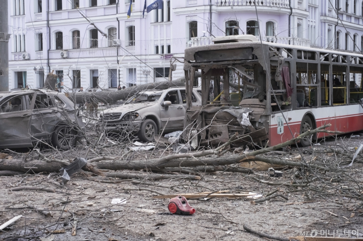 [수미=AP/뉴시스] 13일(현지 시간) 우크라이나 수미에서 러시아의 미사일 공격을 받은 버스 등 차량이 파괴돼 있다. 현지 당국은 시민들이 부활절 종려 주일을 맞아 교회 등에 모여 있을 때 러시아의 탄도 미사일 2기가 시내를 강타해 최소 34명이 숨졌다고 밝혔다. 마코 루비오 미국 국무장관은 "이번 공격은 미국 정부가 정의롭고 지속 가능한 평화를 위해 전쟁을 종식하려는 이유를 비극적으로 상기시킨다"라고 규탄했다. 2025.04.14. /사진=민경찬