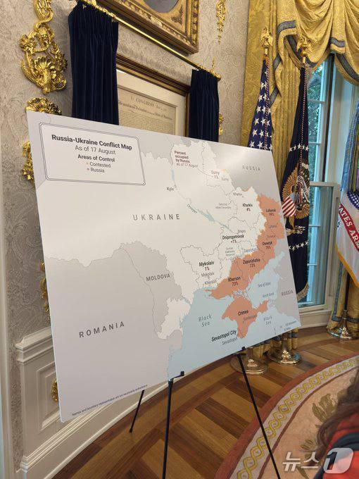 18일 미국과 우크라이나의 백악관 정상회담 직전 회담 장소인 대통령 집무실에 설치된 우크라이나 지도.(BBC 방송 캡처) /사진=뉴스1