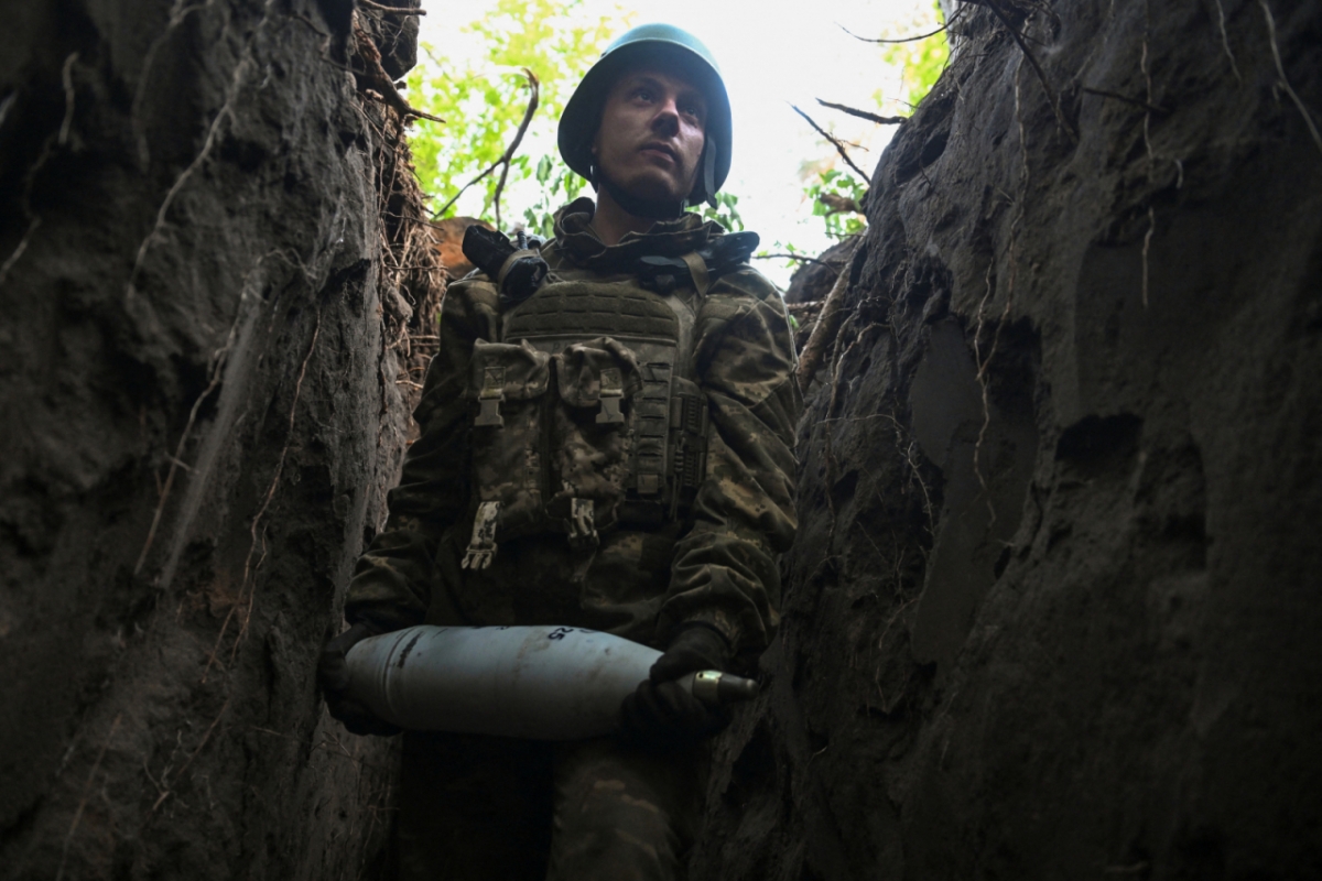  13일 러시아의 우크라이나 공격 속에서 우크라이나군 제141 독립 기계화 여단의 군인이 도네츠크 지역 전선에서 러시아 군대를 향해 발사하기 전에 포탄을 운반하고 있다. 2025.5.13  /로이터=뉴스1