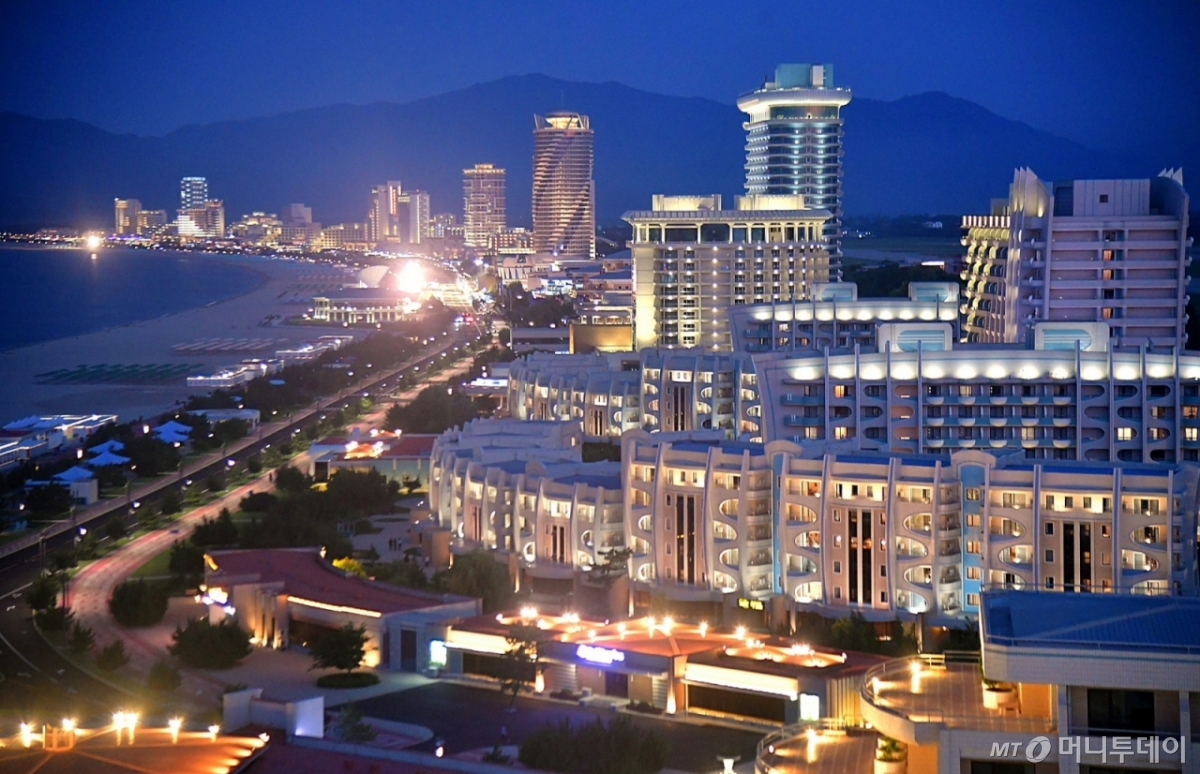 북한 노동당 기관지 노동신문이 지난달 4일 "동해의 명승 명사십리에 우리 식의 해안관광도시, 인민의 문화 휴양지가 웅장하고 화려하게 솟아났다"며 연일 원산 갈마해안관광지구를 홍보했다. / 사진=뉴스1(노동신문)