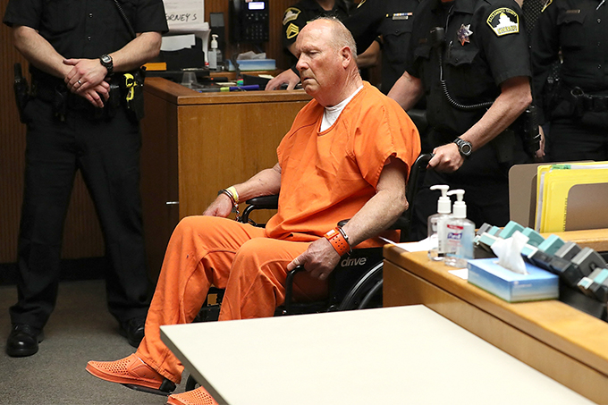 조셉 제임스 디앤젤로가 2020년 4월 27일 미국 캘리포니아 새크라멘토 법원에서 진행된 기소 에 휠체어를 타고 참석했다. /AFPBBNews=뉴스1