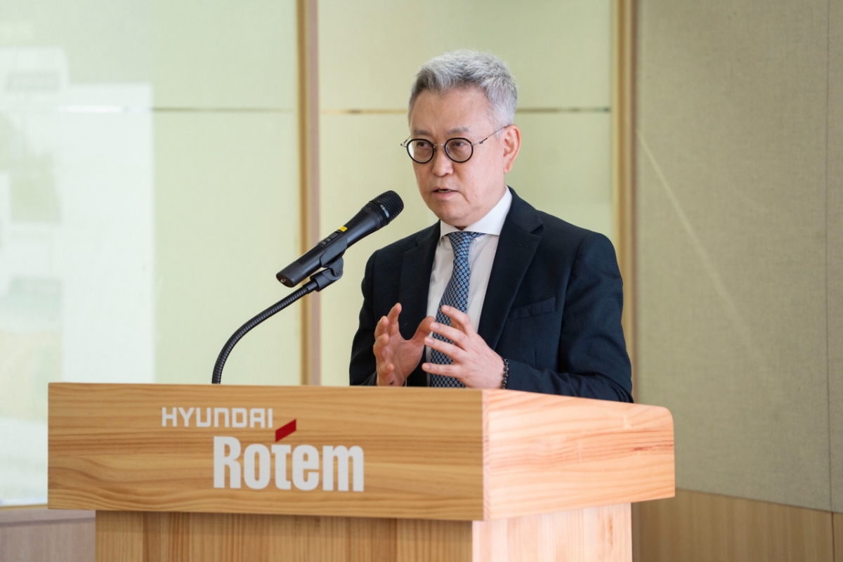 지난 14일 현대로템 창원공장 미디어데이에서 이정엽 디펜스솔루션사업본부 부사장이 발표를 하고 있다