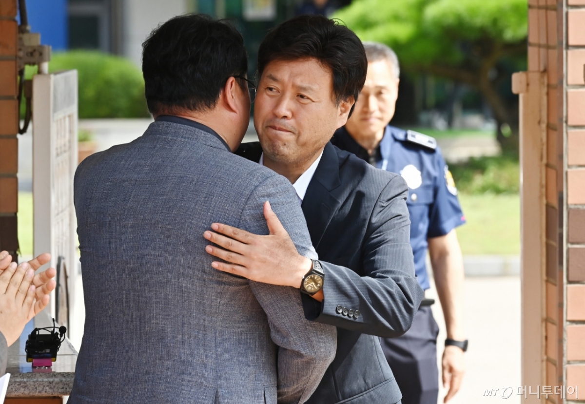 [화성=뉴시스] 김종택 기자 = 정치자금법위반·특정범죄 가중처벌법상 뇌물 혐의로 기소된 김용 전 민주연구원 부원장이 20일 경기 화성시 마도면 화성직업훈련교도소에서 보석으로 석방돼 나오고 있다. 2025.08.20. jtk@newsis.com /사진=김종택